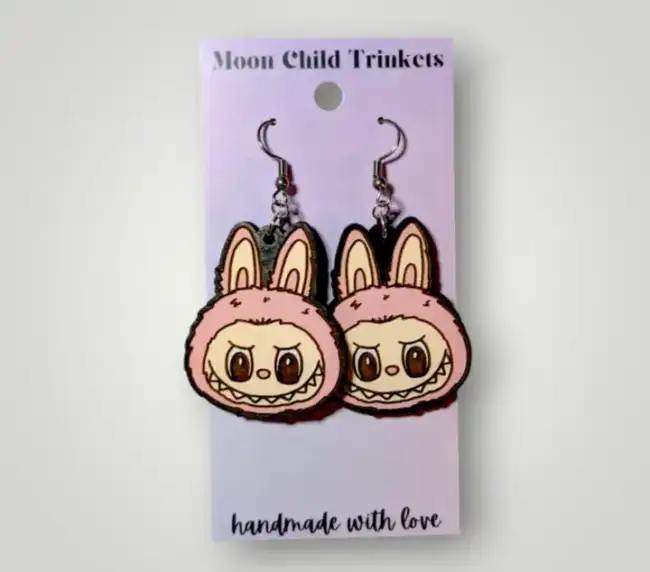 Labubu - pinkki, puukorvikset